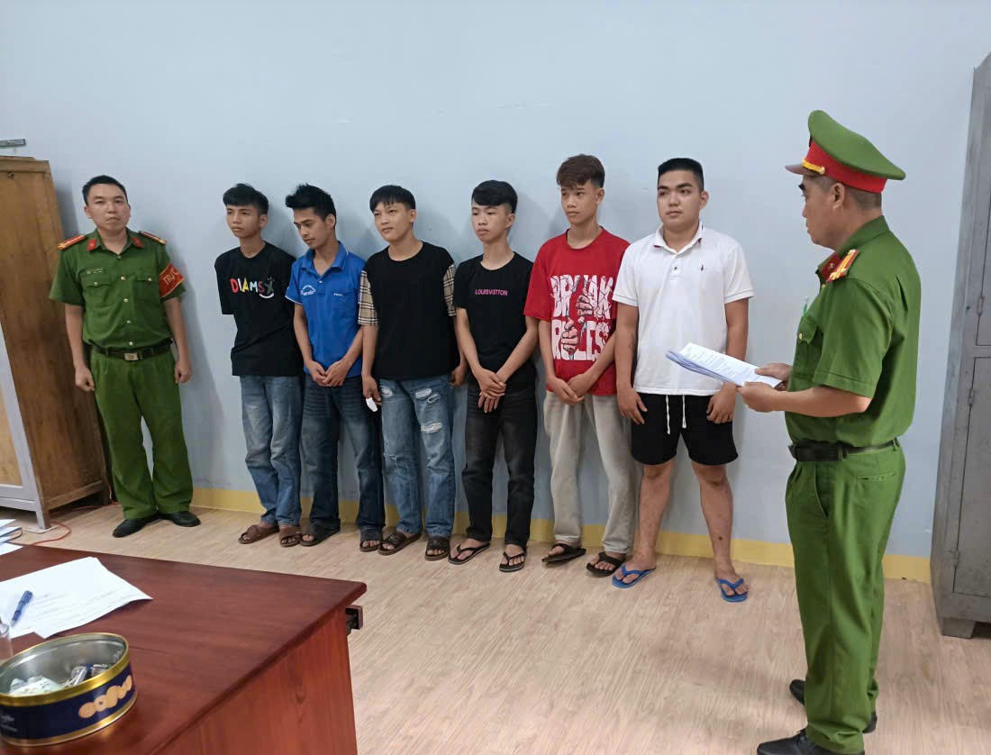 Công an TP Đà Nẵng đọc quyết định khởi 6 thanh thiếu niên gây rối trật tự công cộng. Ảnh: Công an cung cấp.
