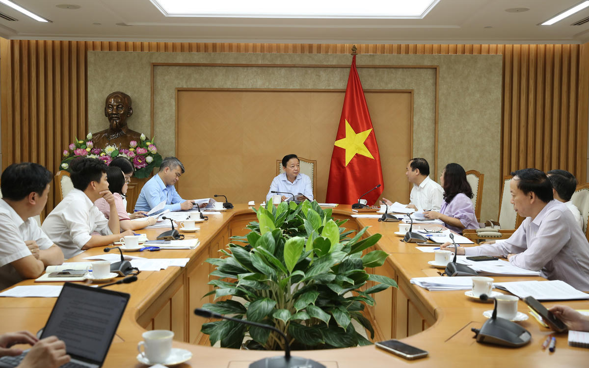 Phó Thủ tướng Trần Hồng Hà chủ trì cuộc họp với Bộ Xây dựng về các dự thảo Nghị định&nbsp;về nhà ở xã hội. Ảnh: Minh Khôi.