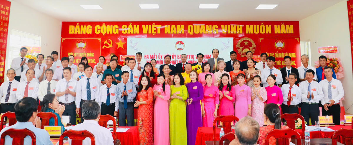 Ủy viên Ủy ban MTTQ Việt Nam xã Hòa Trí nhiệm kỳ mới ra mắt đại hội. (ảnh X.H)