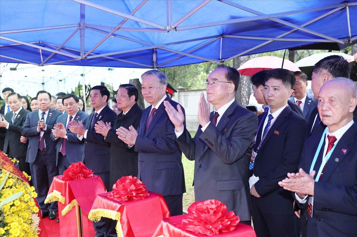 Tổng Bí thư Tô Lâm và các đại biểu thực hiện nghi thức khánh thành Tượng đài Chủ tịch Hồ Chí Minh. Ảnh: Thống Nhất – TTXVN  