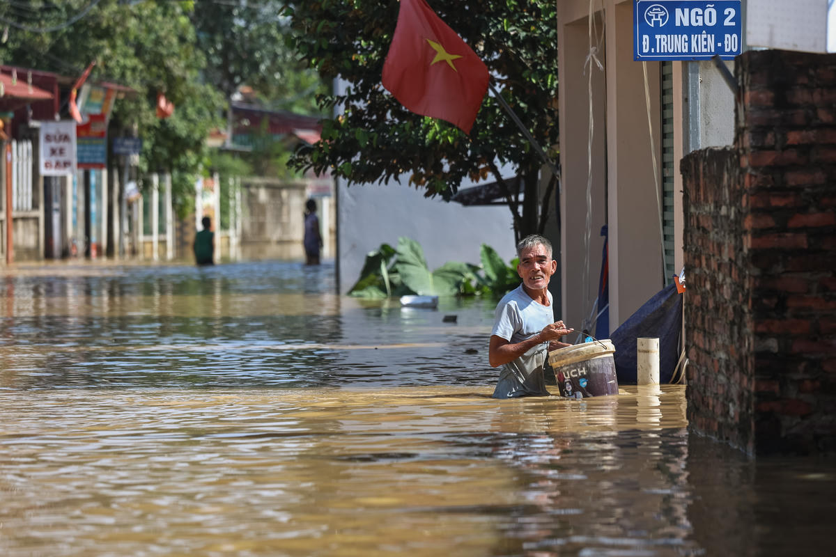 Nhiều người dân vẫn ở lại nhà của họ nhưng di tản lên các tầng trên cao. Ảnh: Quang Vinh.