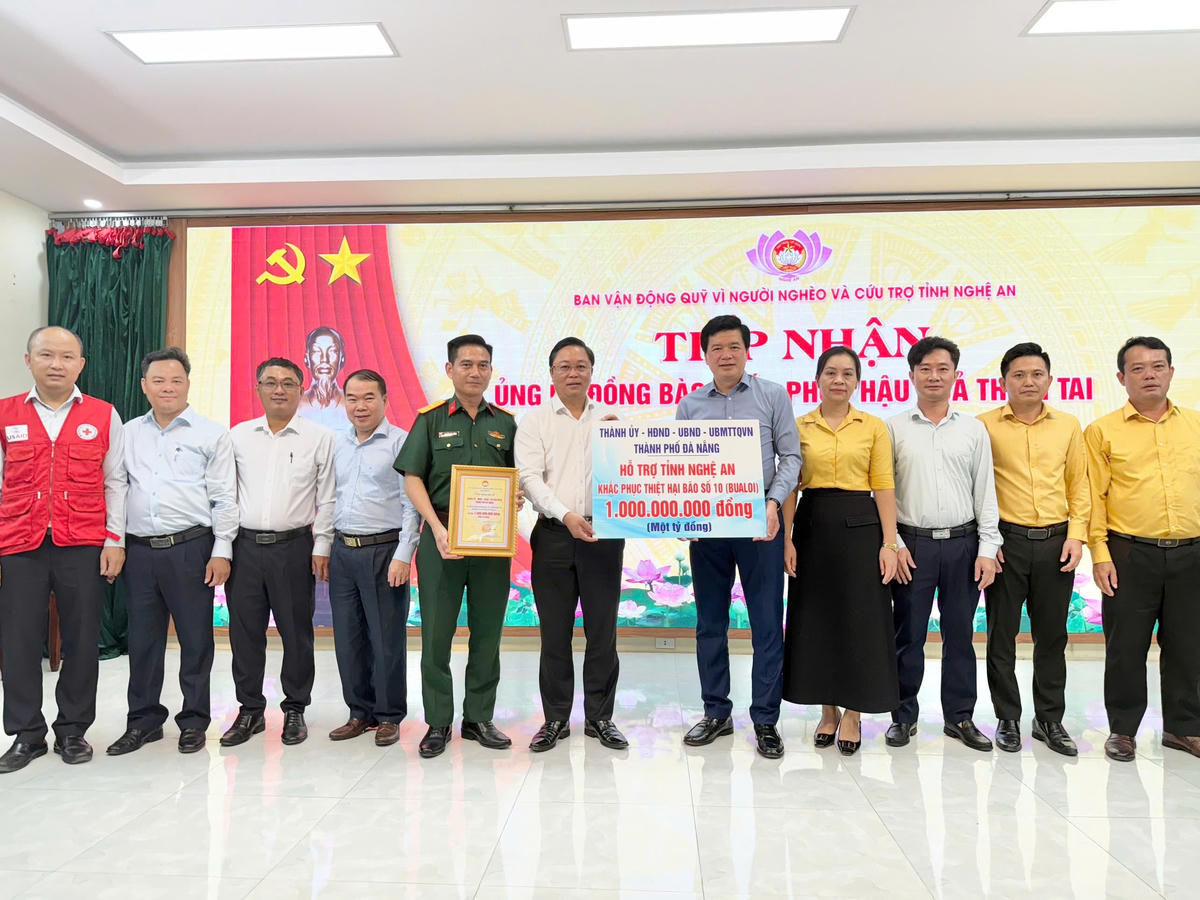 Ông Lê Trí Thanh, Chủ tịch Ủy ban Mặt trận Tổ quốc Việt Nam TP Đà Nẵng dẫn đầu đoàn công tác trao ủng hộ cho các tỉnh vùng thiên tai.&nbsp;Ảnh: UBMTTQVN TP Đà Nẵng.