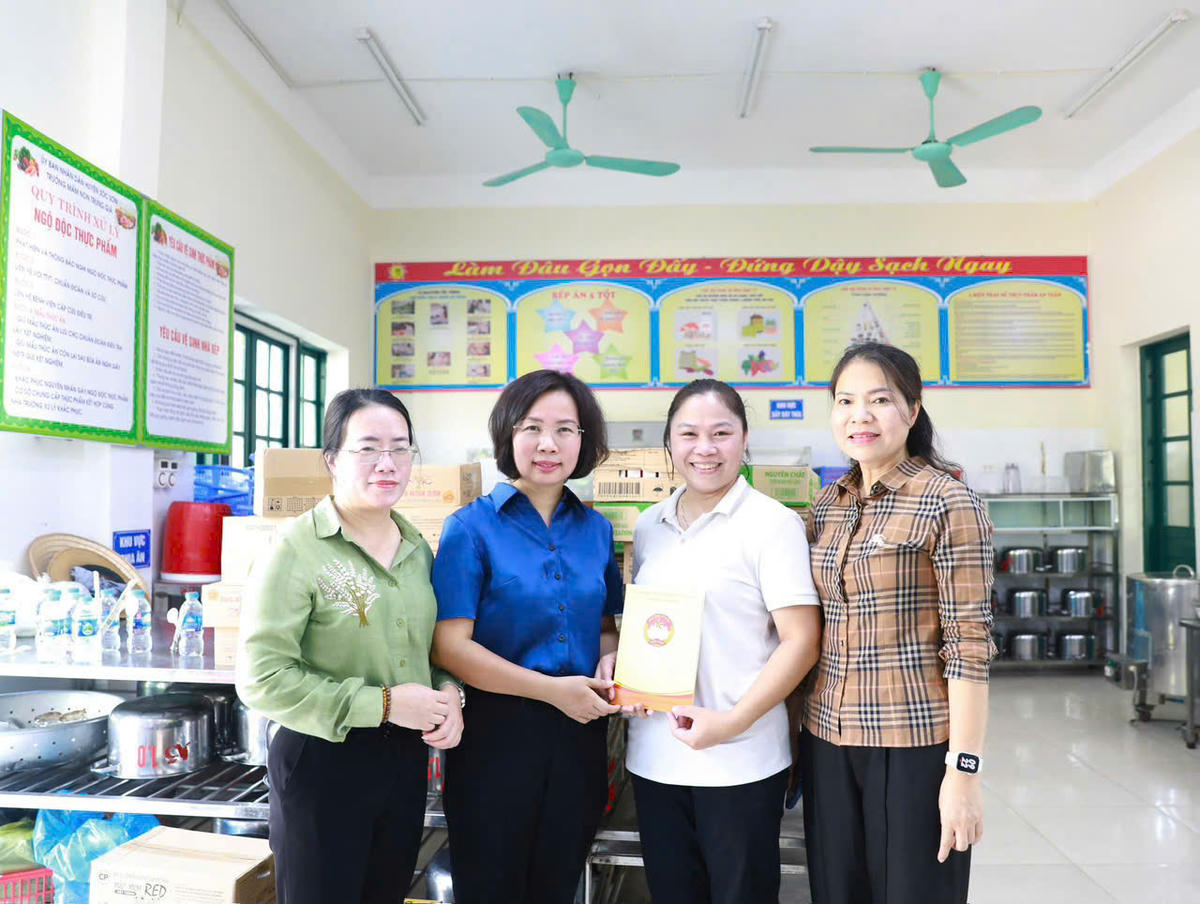 Lãnh đạo Ủy ban MTTQ Việt Nam thành phố Hà Nội động viên lực lượng hỗ trợ người dân tránh trú tại các điểm trường.