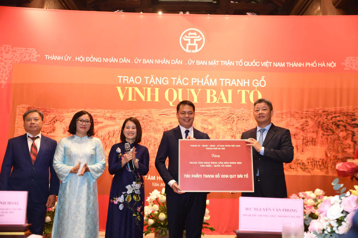 Hà Nội trao tặng tác phẩm tranh gỗ “Vinh quy bái tổ” cho Văn Miếu – Quốc Tử Giám