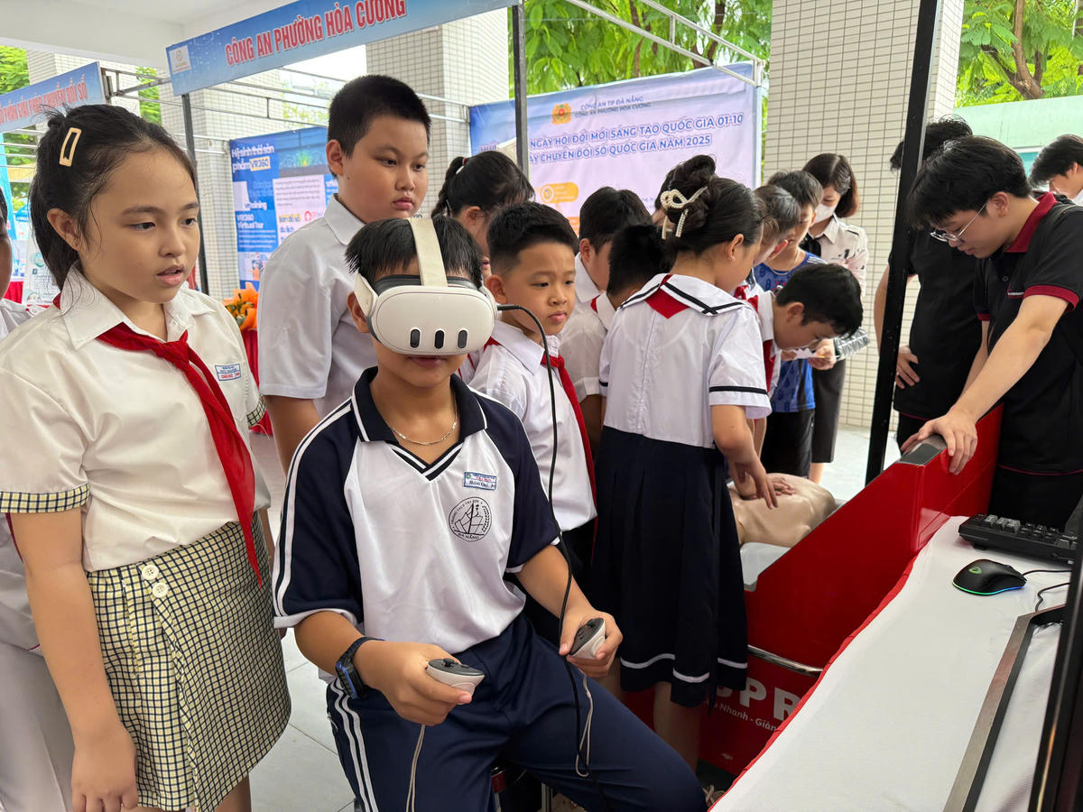 Học sinh trải nghiệm công nghệ thực tế ảo tại ngày hội. Ảnh: Nguyễn Tú.