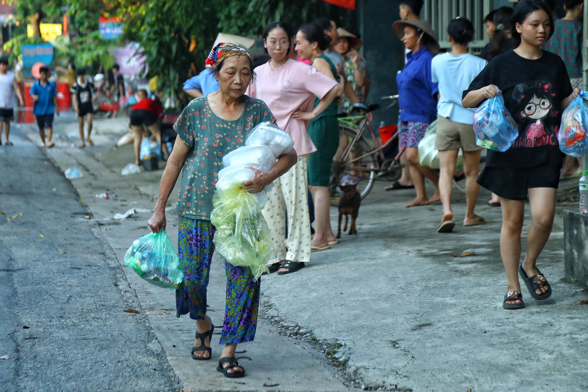 Từng suất cơm có đầy đủ rau, thịt được người dân nhận về sử dụng.