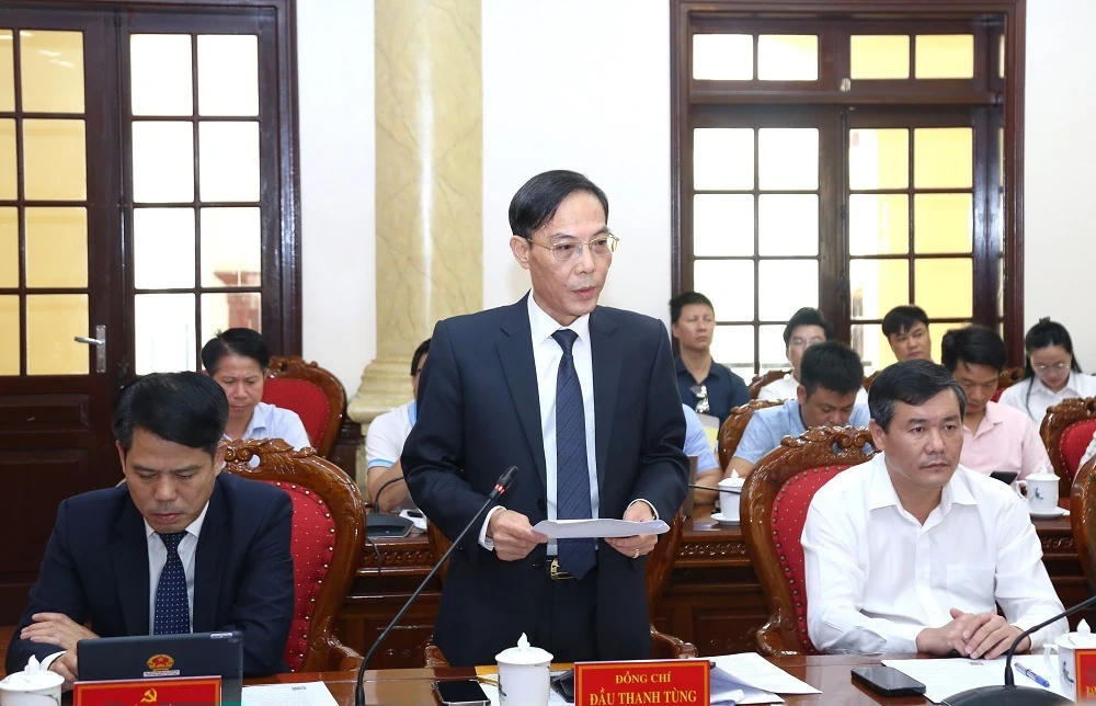 Phó Chủ tịch UBND tỉnh Đầu Thanh Tùng trình bày kế hoạch tổ chức lễ khởi công, khánh thành các công trình chào mừng đại hội. Ảnh: Phong Sắc