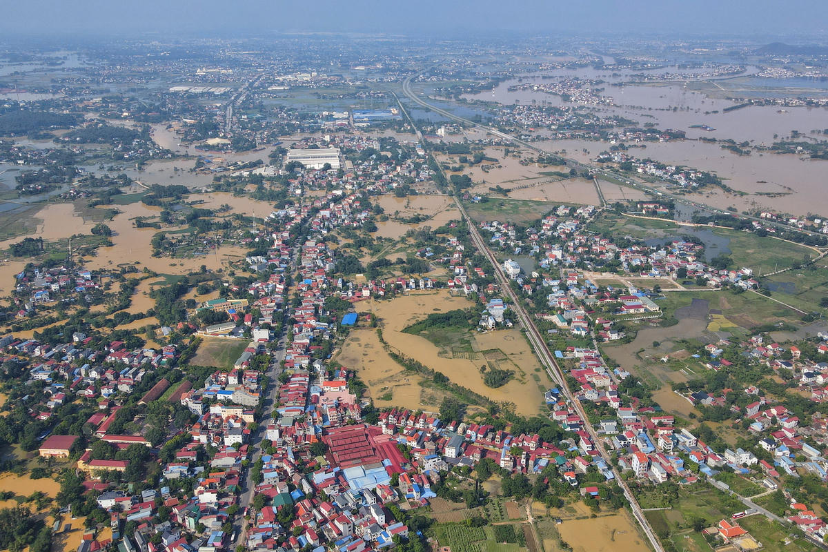 Theo ghi nhận của PV Báo Đại đoàn kết chiều ngày 10/10, dù nước lũ đã rút nhưng nhiều đoạn đường trên quốc lộ 3 (thuộc địa bàn xã Trung Giã, Hà Nội) vẫn bị chia cắt, có nơi ngập sâu 1,5 m khiến phương tiện vận tải cỡ lớn không thể di chuyển.