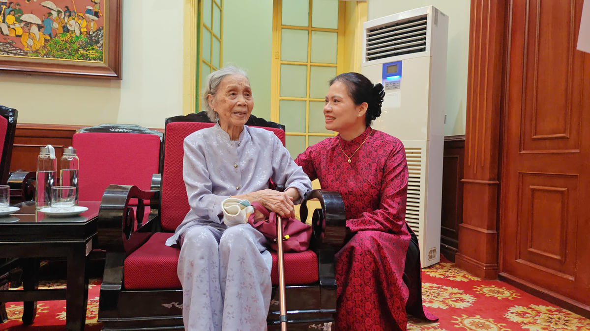 Bà Hà Thị Nga, Uỷ viên Trung ương Đảng, Phó Chủ tịch Uỷ ban Trung ương MTTQ Việt Nam đã tiếp nhận tấm lòng và trò chuyện thân mật với cụ&nbsp;Hoàng Thị Tường Vinh. Ảnh: Văn Hoa