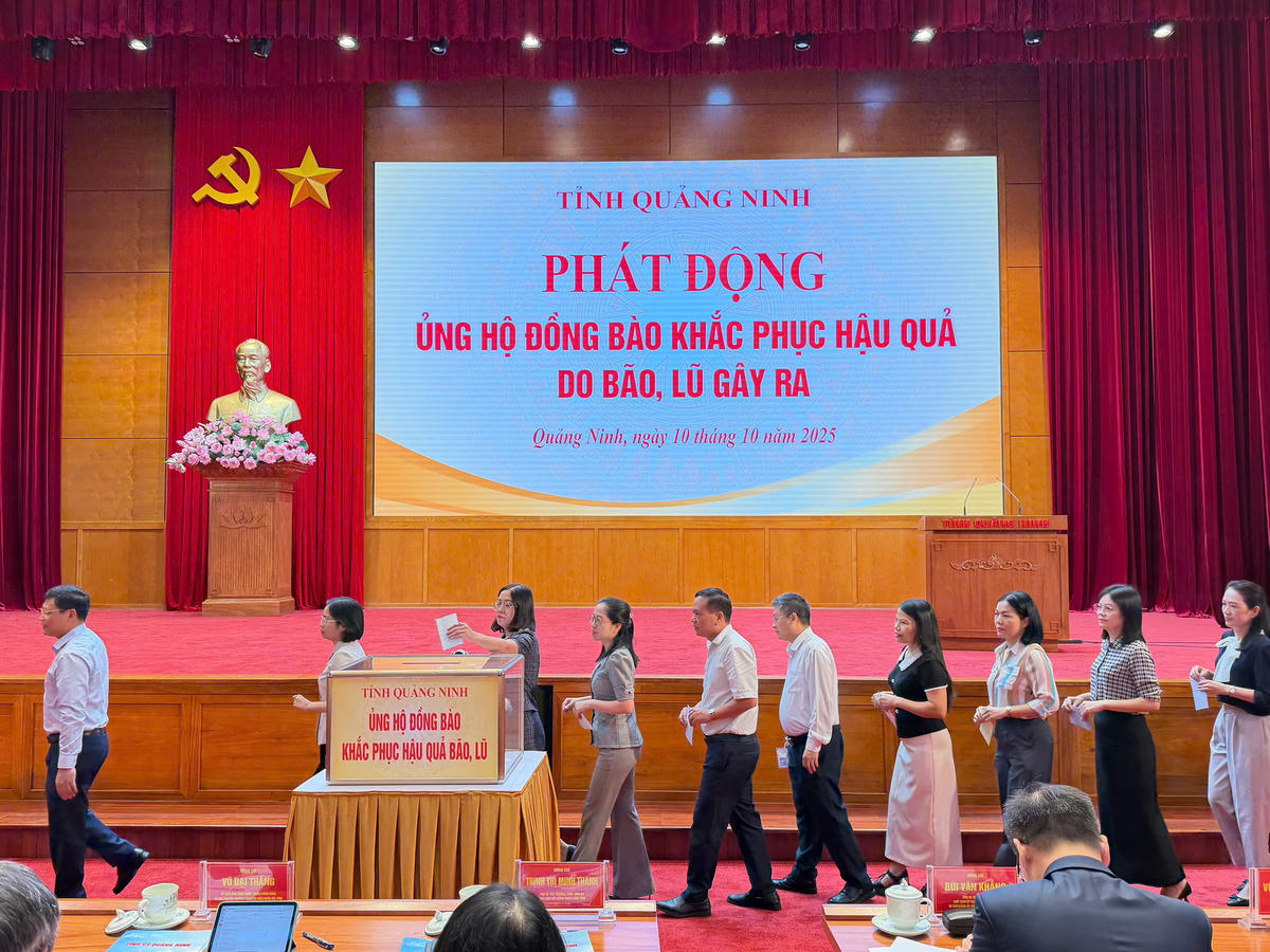 Các đại biểu quyên góp, ủng hộ đồng bào vùng lũ tại điểm cầu trung tâm. Ảnh: Thanh Tùng.