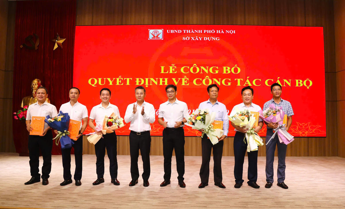 Ông Nguyễn Hoàng Hải (đứng thứ 3 nhìn từ bên trái ảnh)&nbsp;được điều động, bổ nhiệm làm Trưởng phòng Kiểm tra giao thông Hà Nội. Ảnh: Lê Khánh