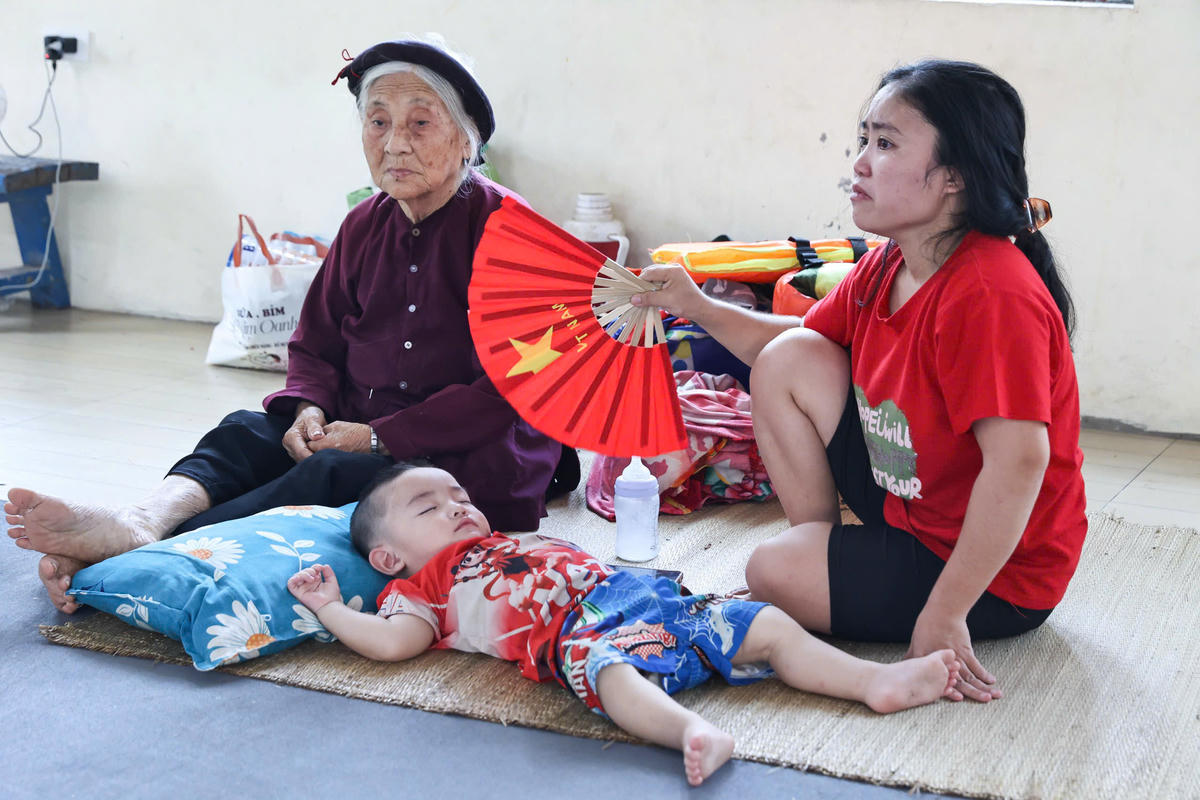 Bà con nhân dân được cấp ủy, chính quyền, MTTQ Việt Nam các cấp chăm sóc tận tình, chu đáo tại điểm lưu trú xã Đa Phúc. Ảnh: Quang Vinh