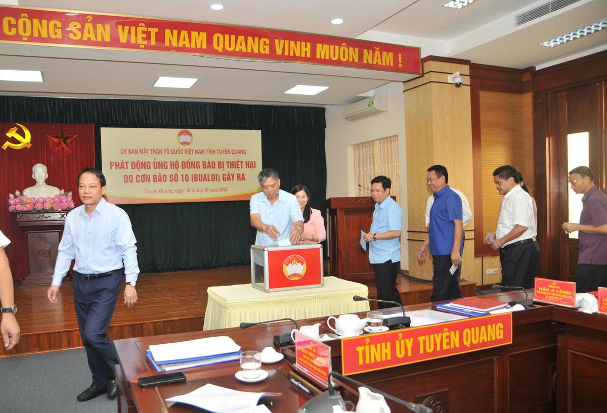 Các đại biểu tham gia ủng hộ tại Lễ phát động. Ảnh: Xuân Trường.