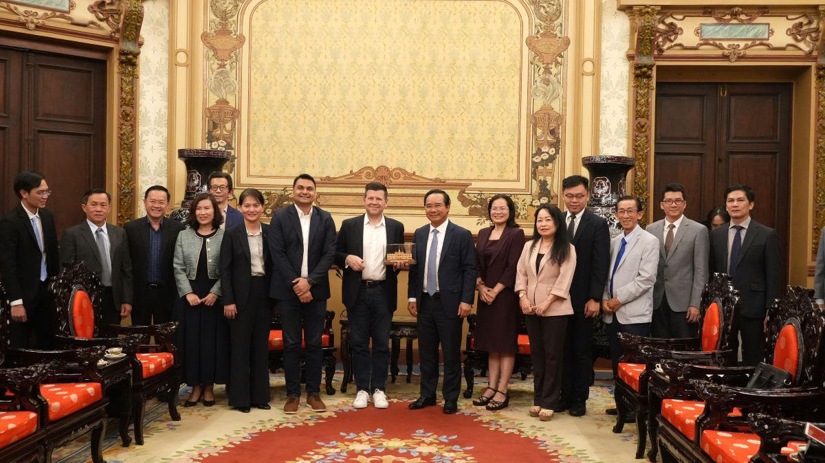 Lãnh đạo 2 bên chụp hình lưu niệm. Ảnh: H.T