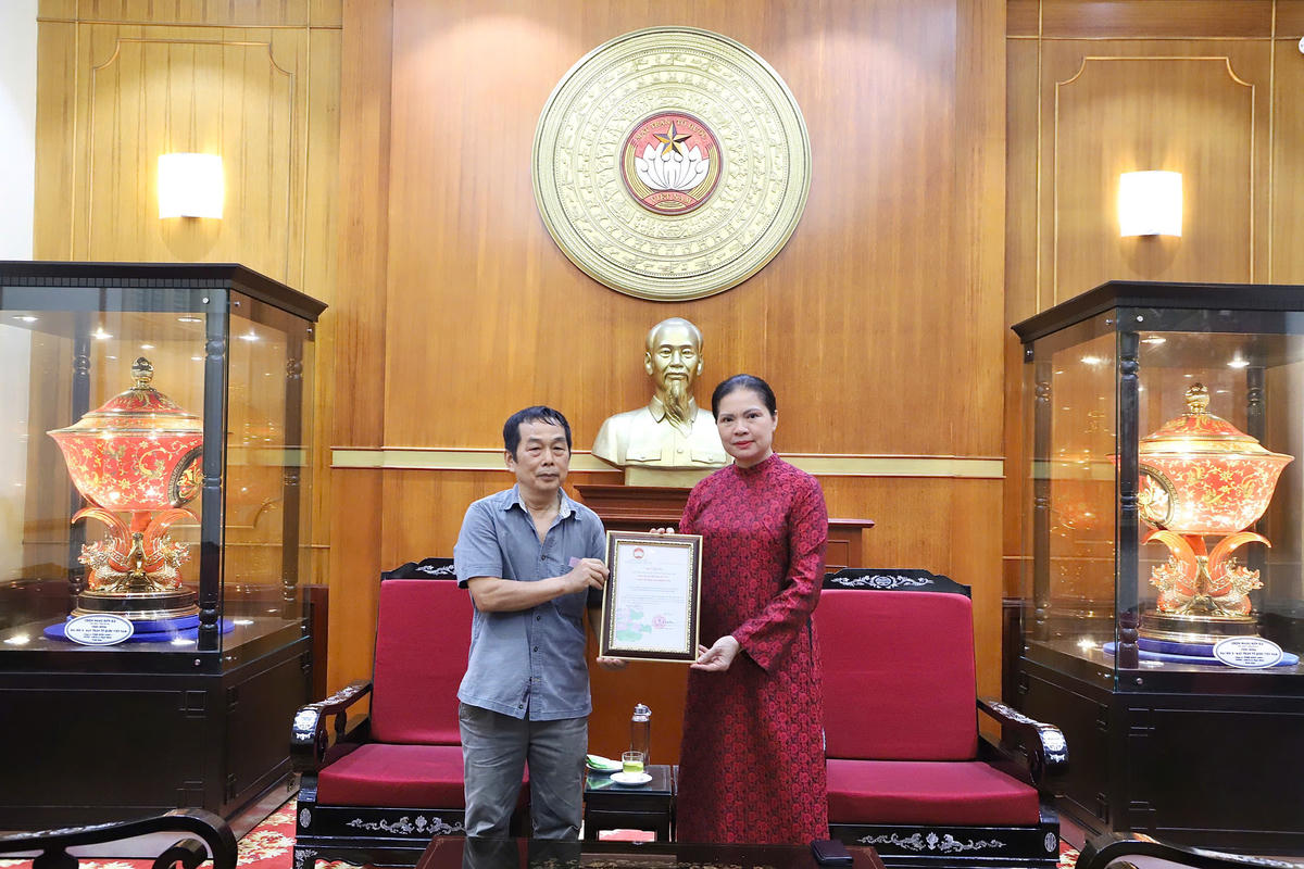 Bà Hà Thị Nga, Phó Chủ tịch Uỷ ban Trung ương MTTQ Việt Nam đã trao Thư cảm ơn của Chủ tịch UBTƯ MTTQ Việt Nam Đỗ Văn Chiến tới đại diện&nbsp;Nhóm bạn lớp 10B khoá 1961-1974 trường Phổ thông công nghiệp Hà Nội. Ảnh: Minh Hiển