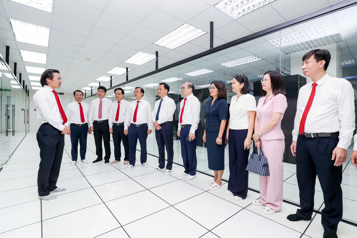 Các đại biểu tham quan Trụ sở Trung tâm dữ liệu Agribank