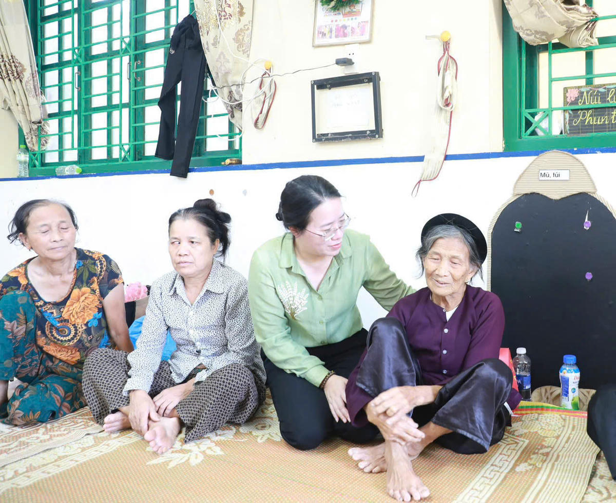 Phó Chủ tịch Ủy ban MTTQ Việt Nam thành phố, Chủ tịch Hội Nông dân Thành phố Phạm Hải Hoa động viên người dân yên tâm sơ tán.