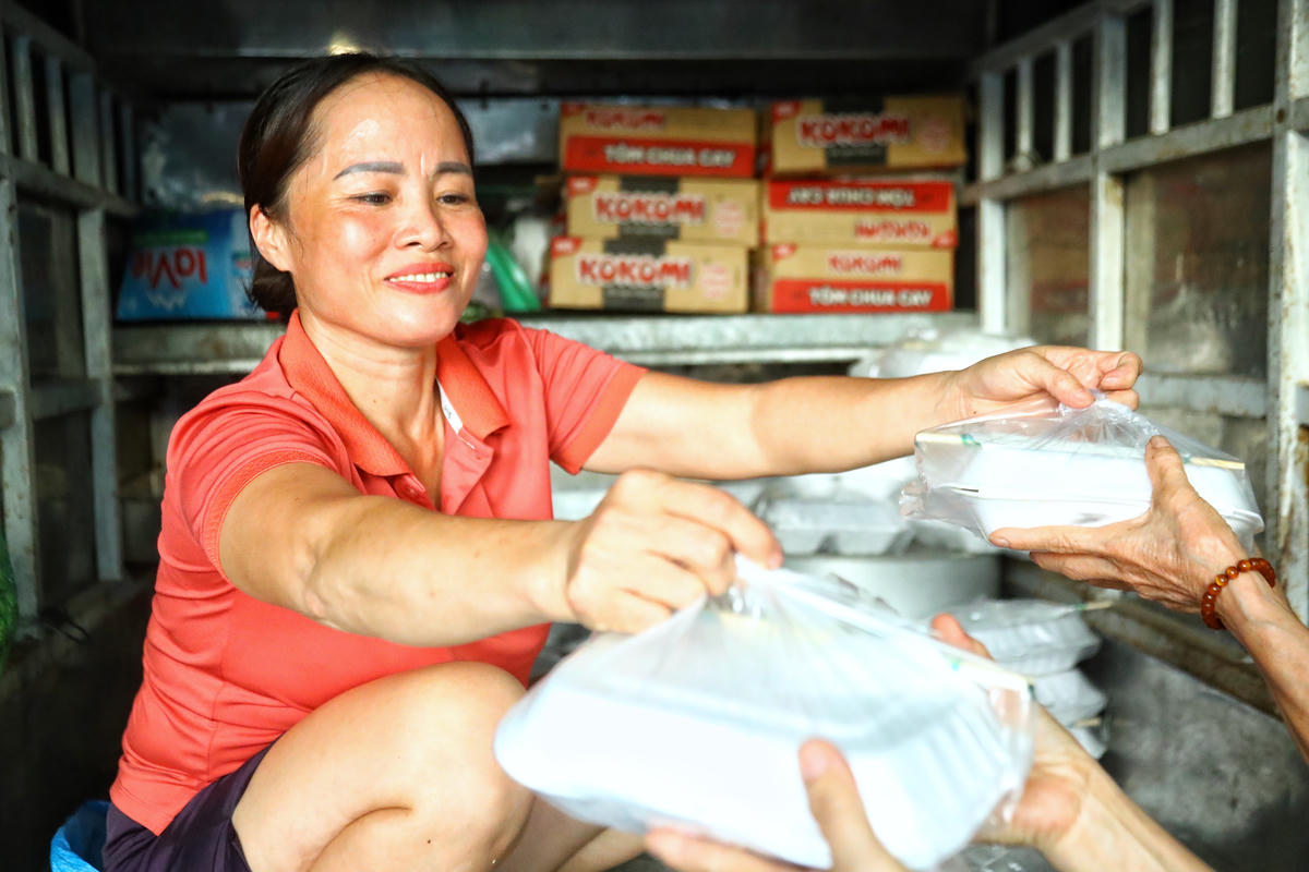 Bà Nguyễn Thị Bích trú tại thôn Xuân Sơn, xã Trung Giã (Hà Nội) cho biết, việc người dân bị ngập úng khá bất ngờ, cho nên không kịp chuẩn bị đồ ăn, nước uống. Vì vậy, bà cùng các nhà hảo tâm chung tay, nấu những suất cơm nóng hổi, đầy đủ thức ăn gửi đến hỗ trợ bà con.