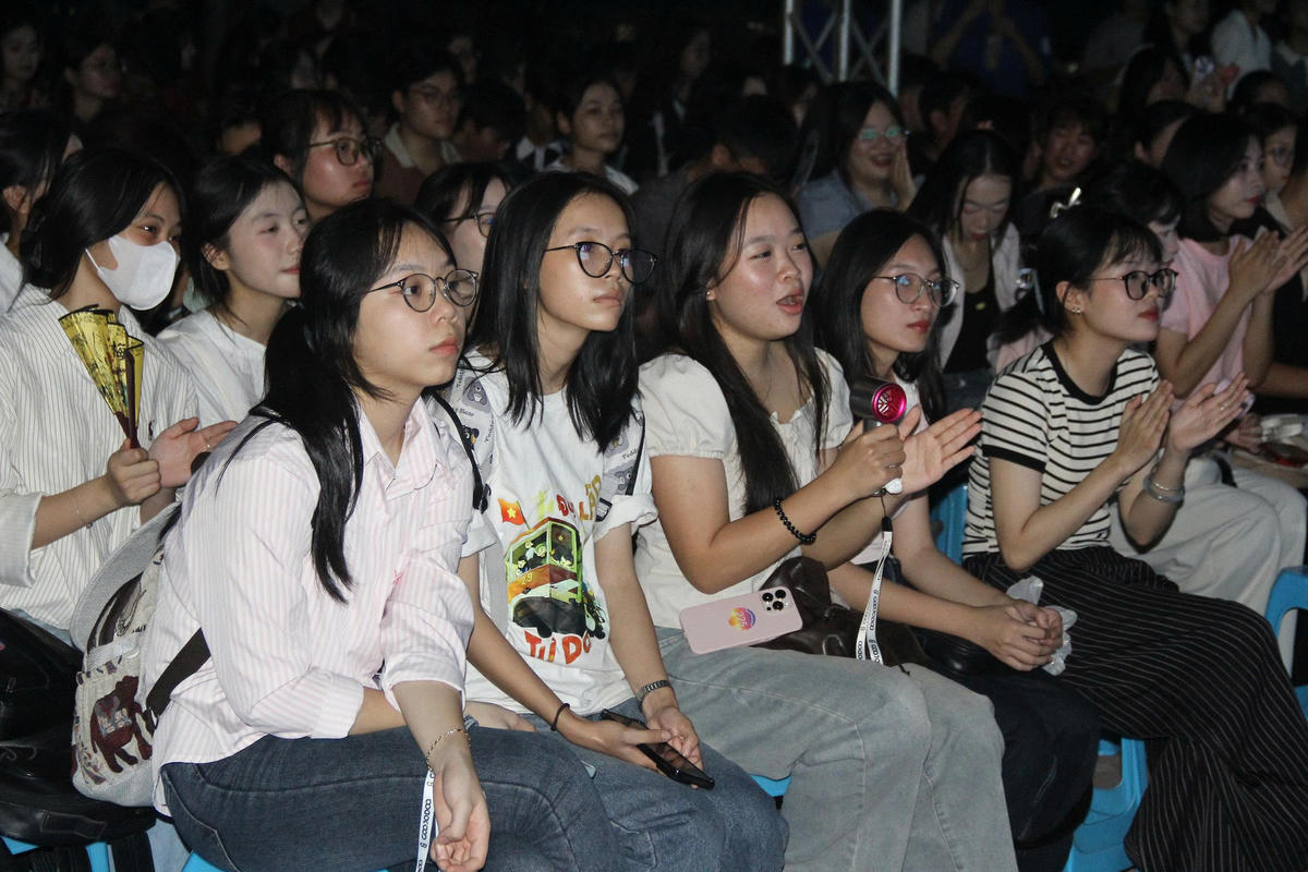 Tân sinh viên tham dự chương trình.