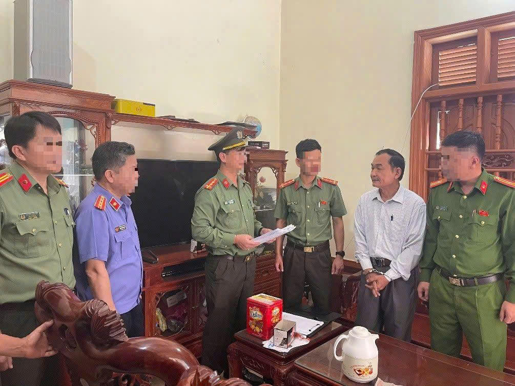 Tống đạt Quyết định khởi tố và Lệnh bắt bị can để tạm giam đối với đối tượng Nguyễn Duy Niệm. Ảnh: Công an tỉnh Nghệ An