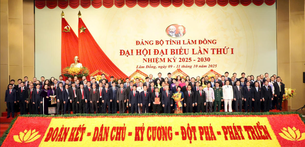 Phó Thủ tướng Thường trực Chính phủ Nguyễn Hòa Bình tặng hoa chúc mừng Ban Chấp hành Đảng bộ tỉnh Lâm Đồng nhiệm kỳ 2025-2030. (ảnh BTC)