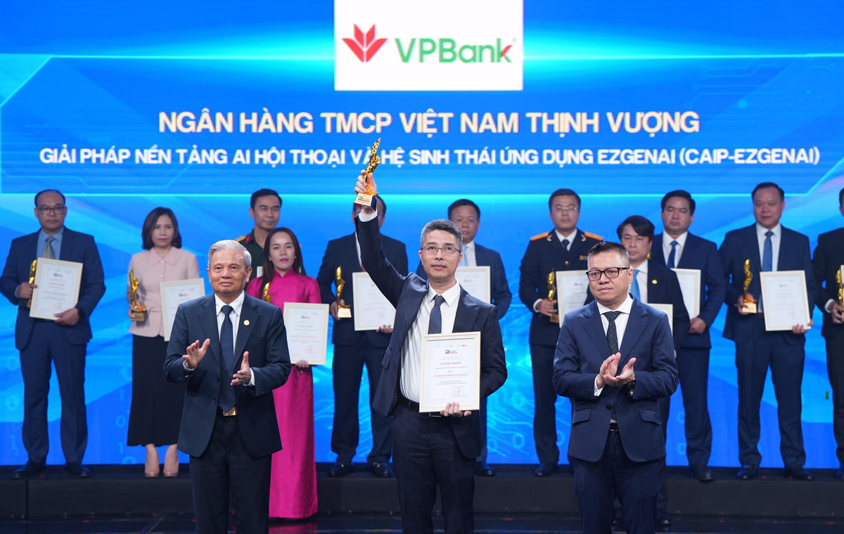 Đại diện VPBank nhận giải tại Vietnam Digital Awards 2025
