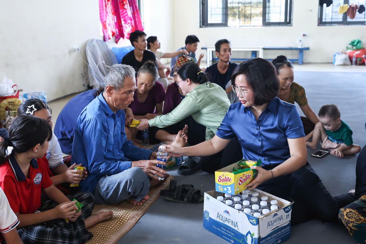Phó Chủ tịch Thường trực Ủy ban MTTQ Việt Nam TP Hà Nội Bùi Huyền Mai thăm hỏi, động viên bà con nhân dân tại xã Đa Phúc. Ảnh: Quang Vinh