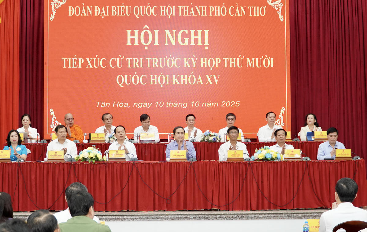 Chủ tịch Quốc hội Trần Thanh Mẫn và Đoàn ĐBQH TP Cần Thơ tại buổi tiếp xúc cử tri. (ảnh: Thanh Tiến)&nbsp;