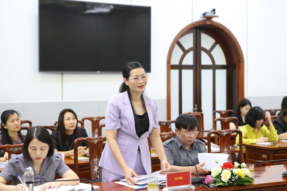 Bà Đặng Thị Kim Chung - Phó Chủ tịch Liên đoàn Lao động tỉnh Quảng Ninh phát biểu tại Hội thảo.