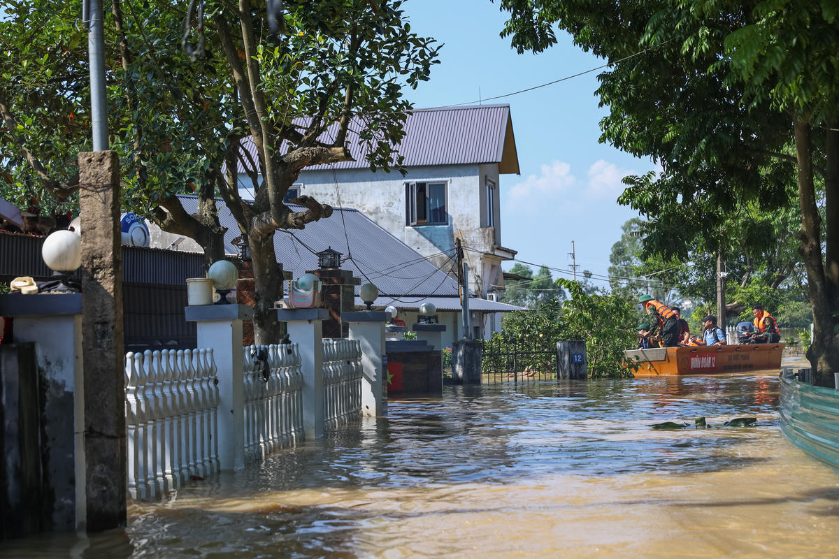 Tính đến sáng 10/10, tổng số người dân cần sơ tán tại hai xã Trung Giã và Đa Phúc là 35.866 người. Phương án sơ tán tập trung vào tận dụng các nhà cao tầng, trường học, nhà văn hóa, trạm xá và các đơn vị quân đội, công an trên địa bàn. Ảnh Quang Vinh.