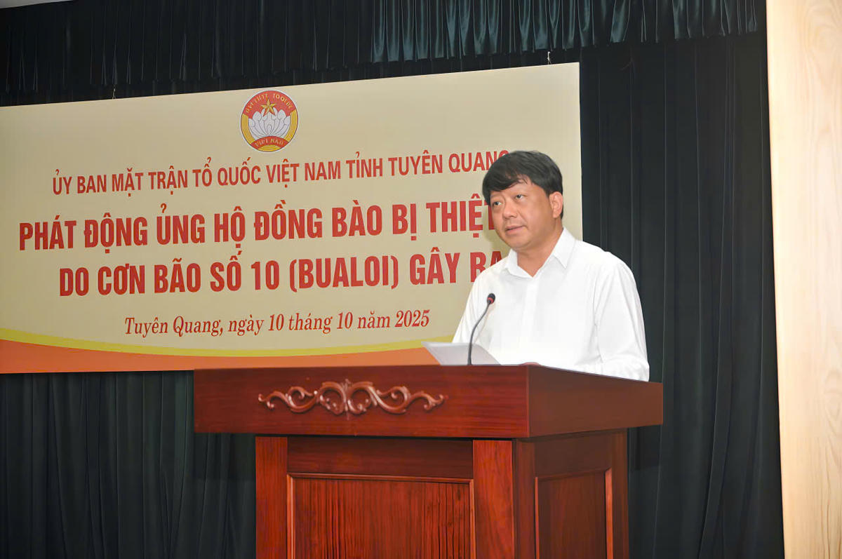 Phó Chủ tịch Thường trực Ủy ban MTTQ Việt Nam tỉnh Tuyên Quang Hà Trung Kiên đọc lời kêu gọi ủng hộ đồng bào tại Lễ phát động. Ảnh: Xuân Trường.