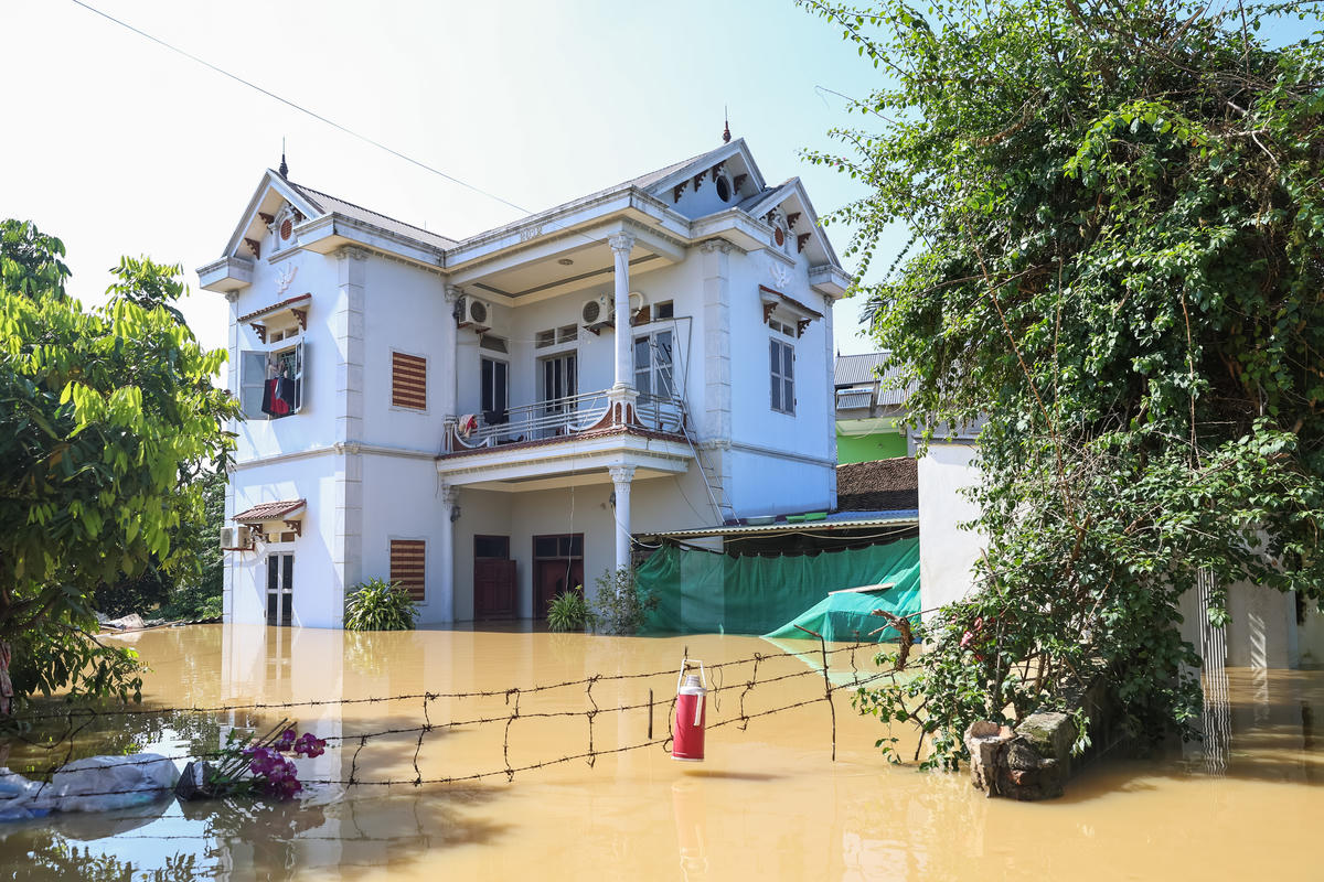 Lụt lội gây ra thiệt hại rất lớn về tài sản cho người dân ở nơi đây. Ảnh: Quang Vinh.