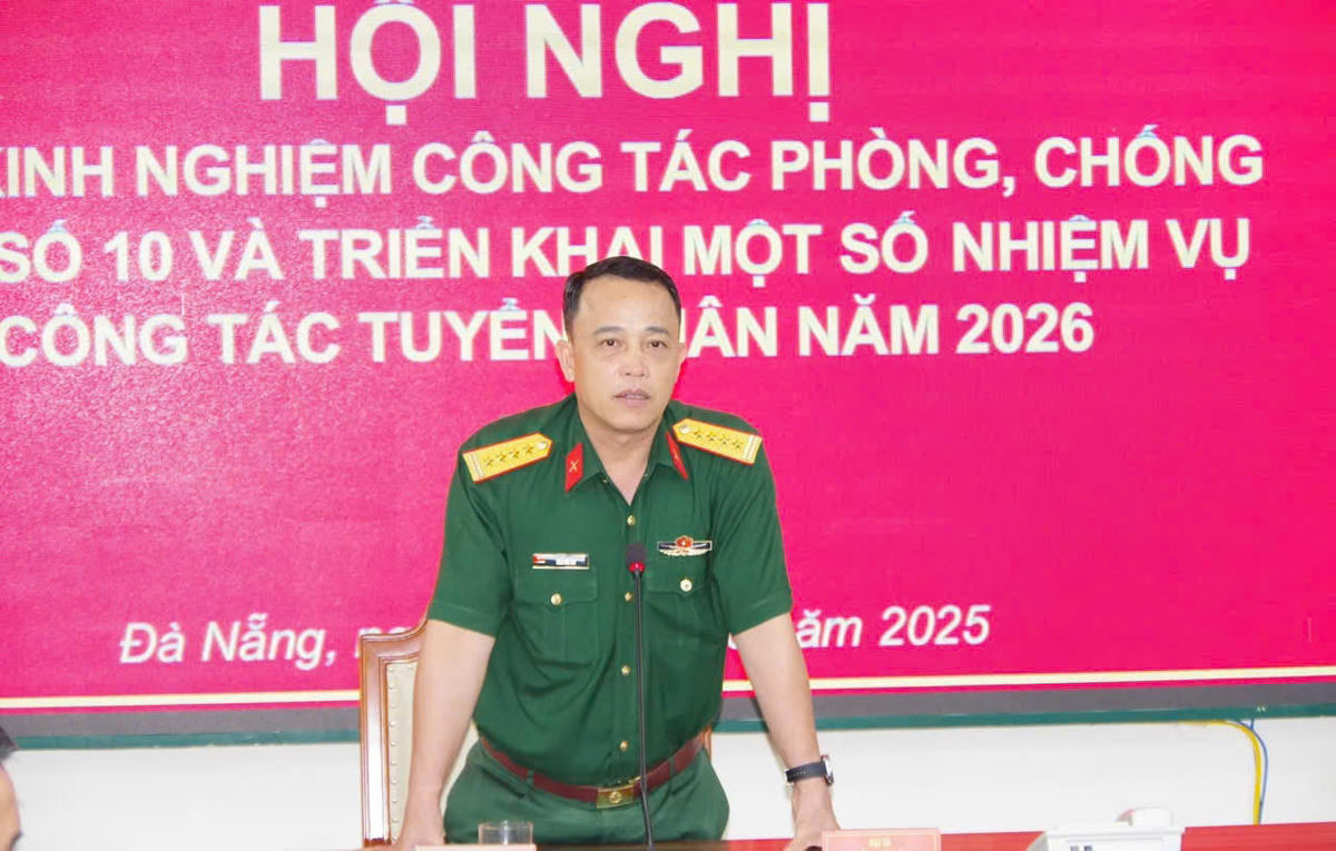 Đại tá Trần Hữu Ích, Chỉ huy trưởng Bộ CHQS TP Đà Nẵng phát biểu tại hội nghị. Ảnh: CV.