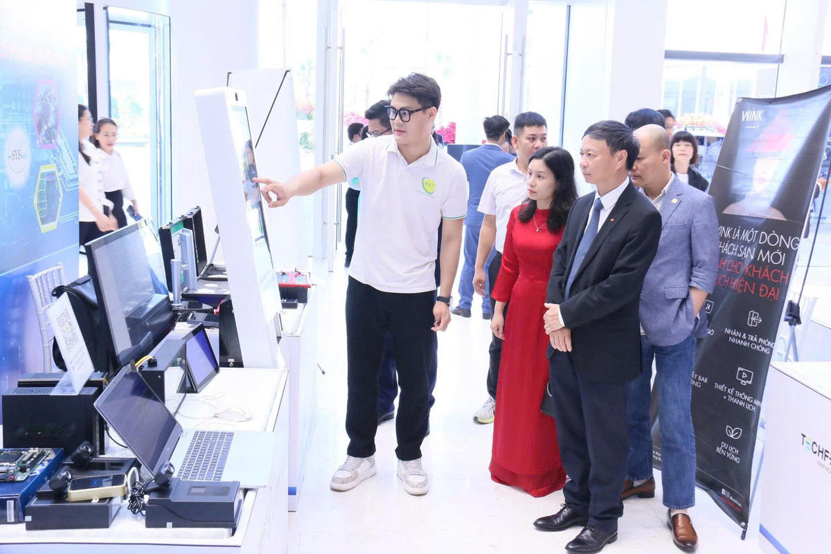 Thứ trưởng Bộ Khoa học & Công nghệ Hoàng Minh tham quan gian hàng tại Techfest Hải Phòng 2025. Ảnh: PT.