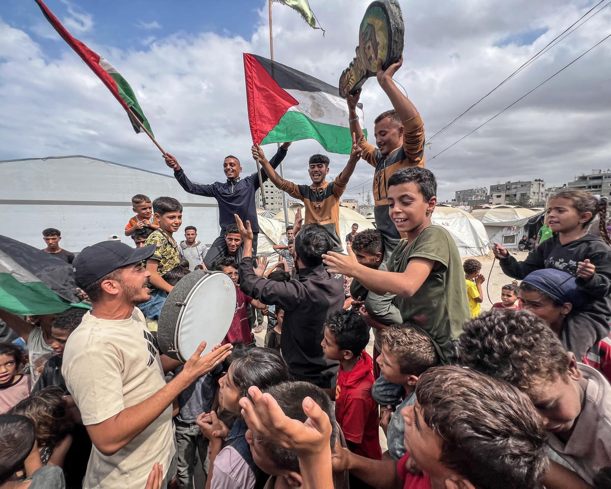 Người dân Palestine ăn mừng tại trại Nusairat sau khi có tin về thỏa thuận ngừng bắn ở Gaza. Nguồn: Shutterstock.