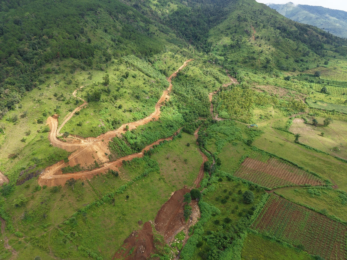 Hiện trường nơi sườn núi Chư Nâm bị san ủi đất. Ảnh: Đình Sang.

