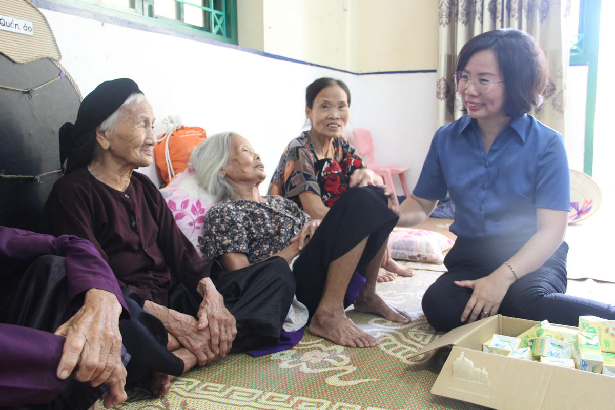 Phó Chủ tịch Thường trực Ủy ban MTTQ Việt Nam thành phố Hà Nội Bùi Huyền Mai thăm hỏi, động viên người dân đang tránh trú.&nbsp;