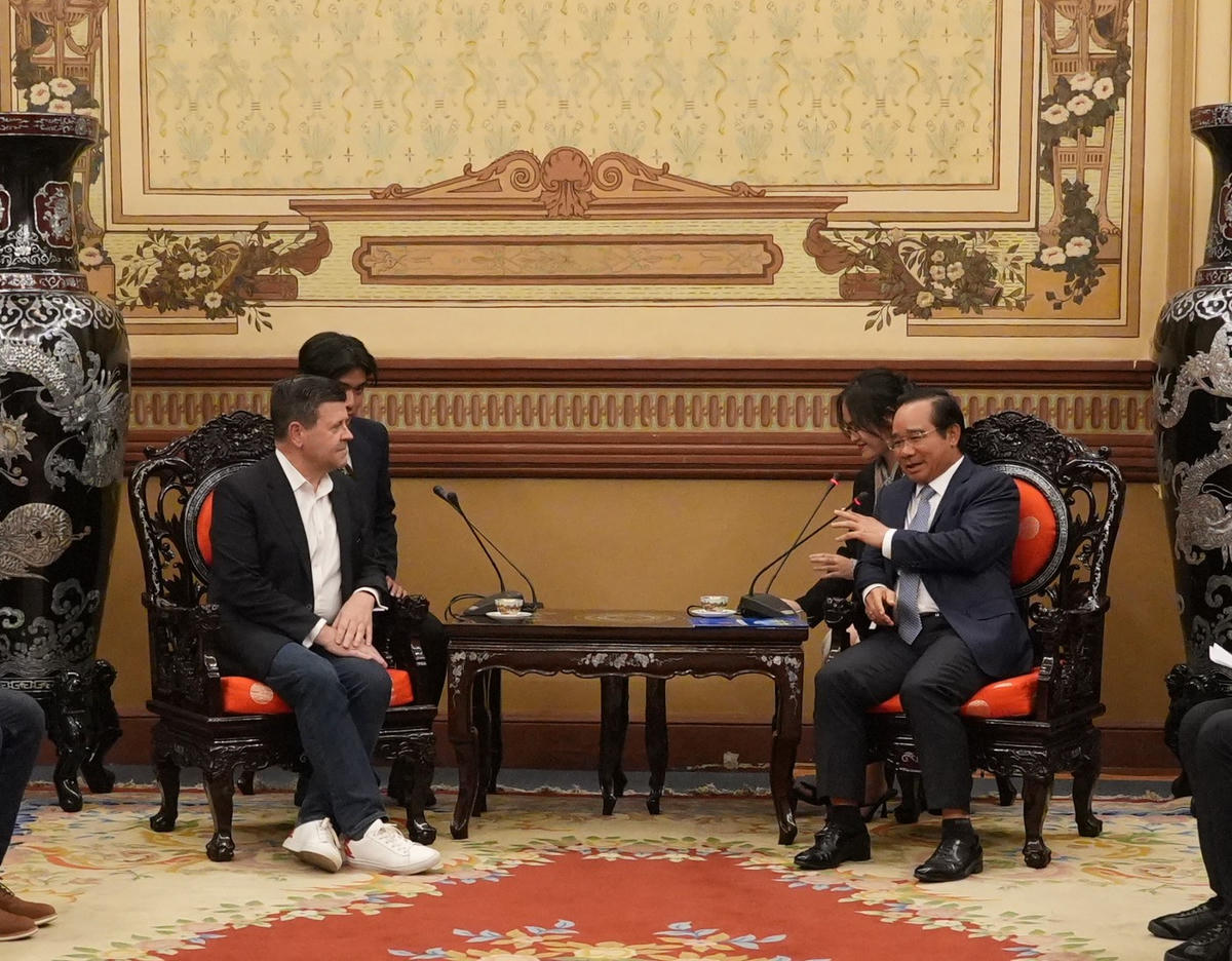 Chủ tịch UBND Thành phố Nguyễn Văn Được trao đổi với Phó Chủ tịch NASDAQ Robert H. McCooey tại buổi tiếp. Ảnh: H.T