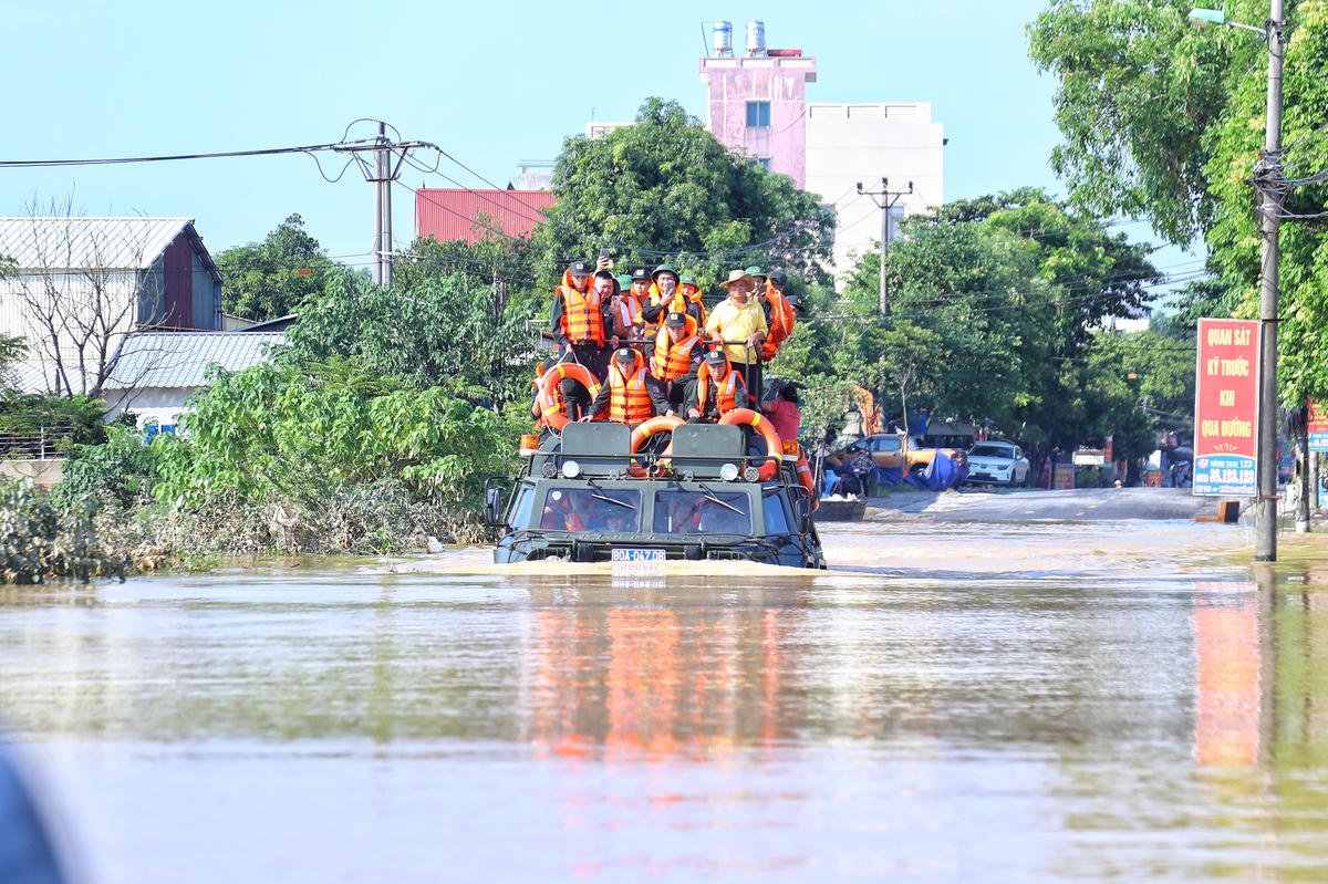 Để ứng phó với mưa lũ, ngập lụt, Bộ Công an, Công an TP Hà Nội cùng lực lượng công an xã đã huy động hàng trăm cán bộ, chiến sĩ về khu vực bị ảnh hưởng, túc trực 24/24 để hỗ trợ người dân địa phương.