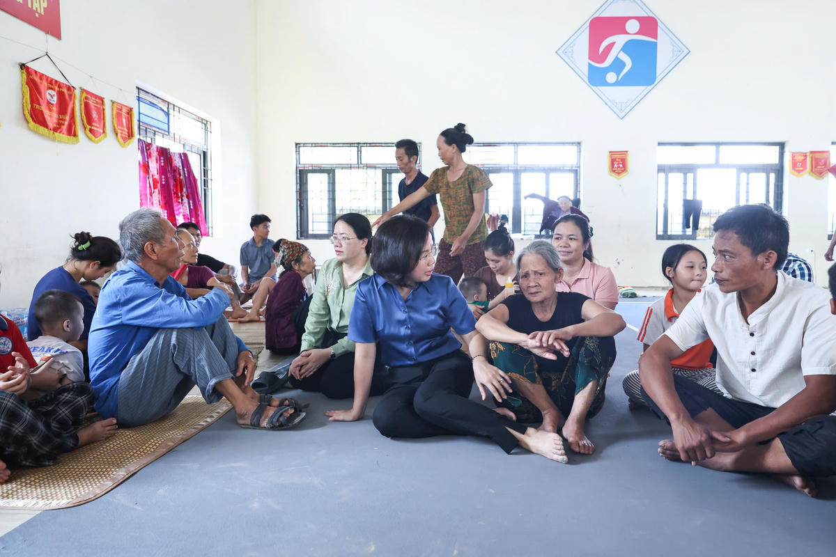 Lãnh đạo Ủy ban MTTQ Việt Nam thành phố Hà Nội thăm hỏi, động viên bà con. Ảnh: Quang Vinh.