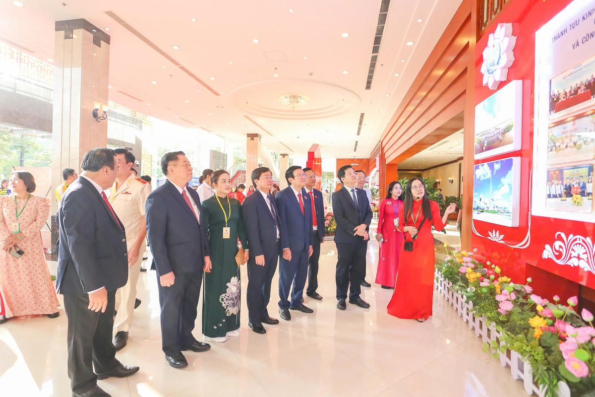Các lãnh đạo, nguyên lãnh đạo Đảng và Nhà nước tham quan các thành tựu đạt được của tỉnh Tây Ninh thời gian qua. Ảnh: Đ.X.