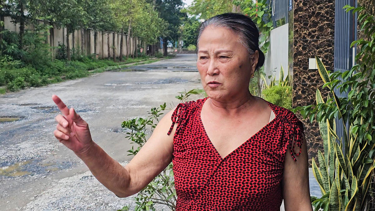 Bà Nguyễn Thị Bình, sống ngay trên trục đường bức xúc vì trời nắng thì bụi, trời mưa thì ngập. Ảnh: Đình Minh