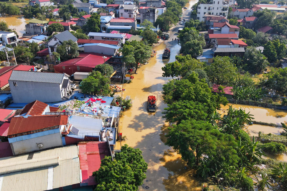 Dàn xe đặc chủng liên tục lội nước đưa người dân ra vị trí an toàn.