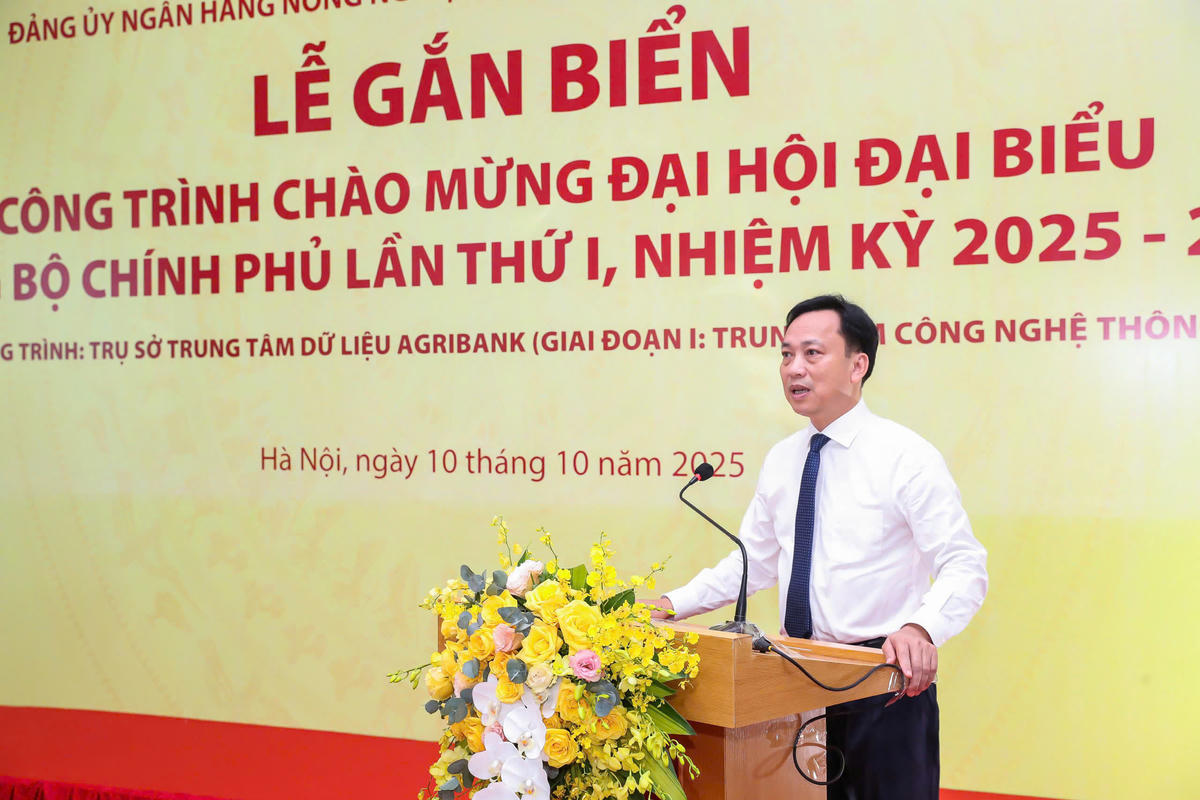 Đồng chí Lại Xuân Lâm, Phó Bí thư Đảng ủy Chính phủ phát biểu chỉ đạo tại Lễ gắn biển công trình Trụ sở Trung tâm dữ liệu Agribank chào mừng Đại hội đại biểu Đảng bộ Chính phủ lần thứ I, nhiệm kỳ 2025-2030