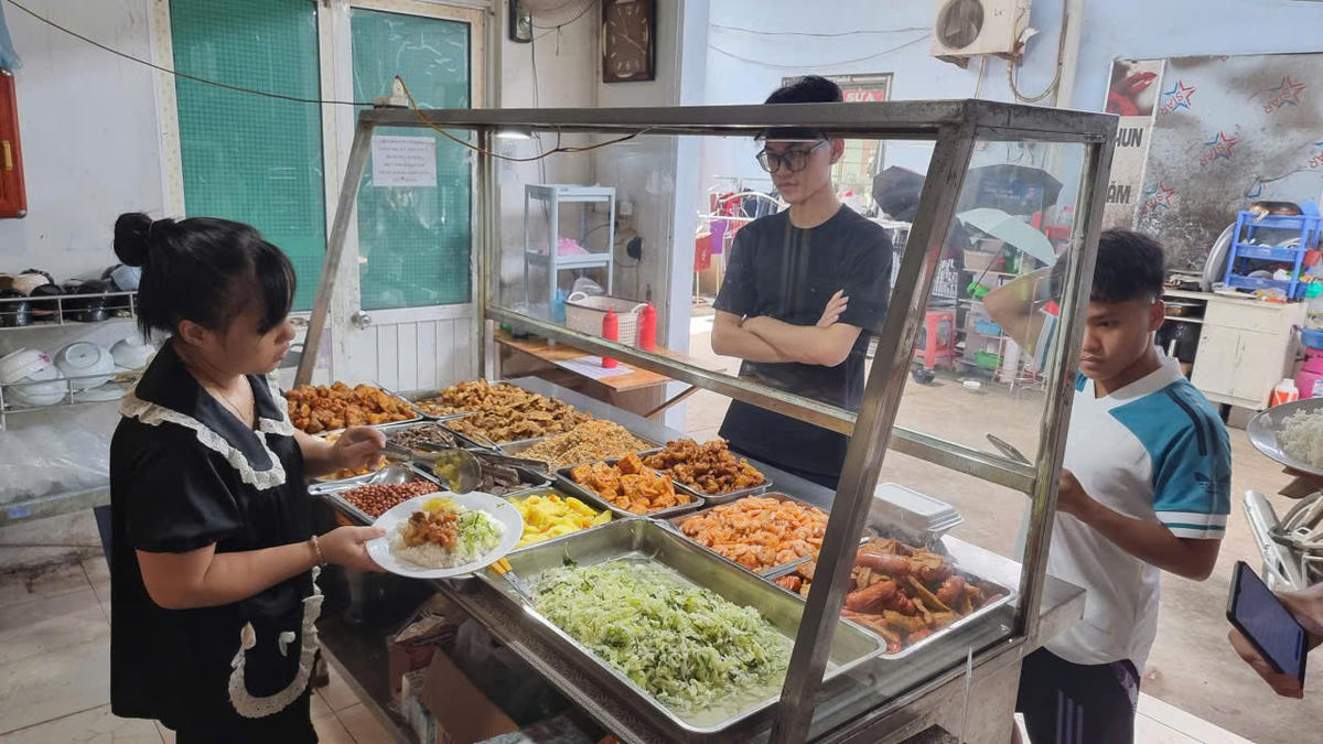 Các quán cơm sinh viên, cơm văn phòng giá cả vẫn giữ nguyên. Ảnh: TN.