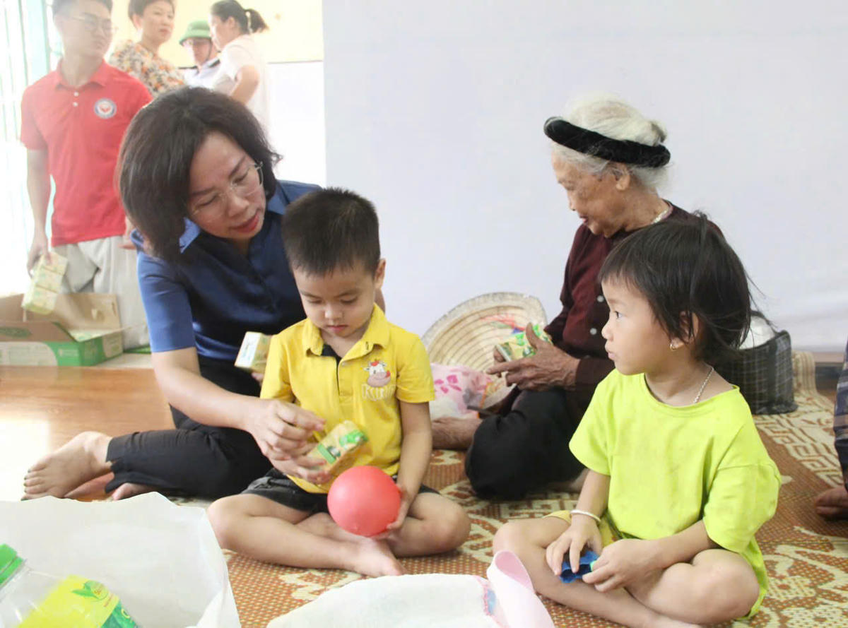 Phó Chủ tịch thường trực Ủy ban MTTQ Việt Nam thành phố Hà Nội Bùi Huyền Mai thăm hỏi, động viên người dân đang tránh trú tại các điểm trường.&nbsp;