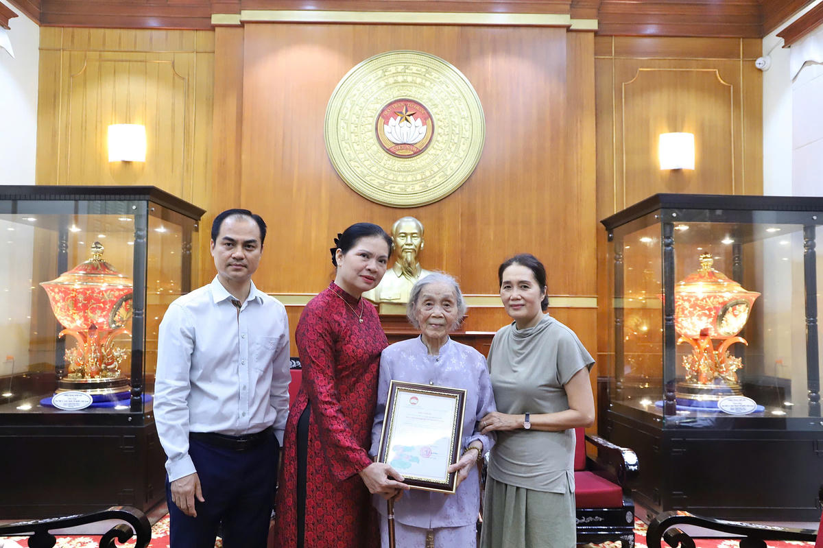 Bà Hà Thị Nga, Phó Chủ tịch Uỷ ban Trung ương MTTQ Việt Nam trao Thư cảm ơn của Chủ tịch UBTƯ MTTQ Việt Nam Đỗ Văn Chiến tới cụ Hoàng Thị Tường Vinh. Ảnh: Văn Hoa 