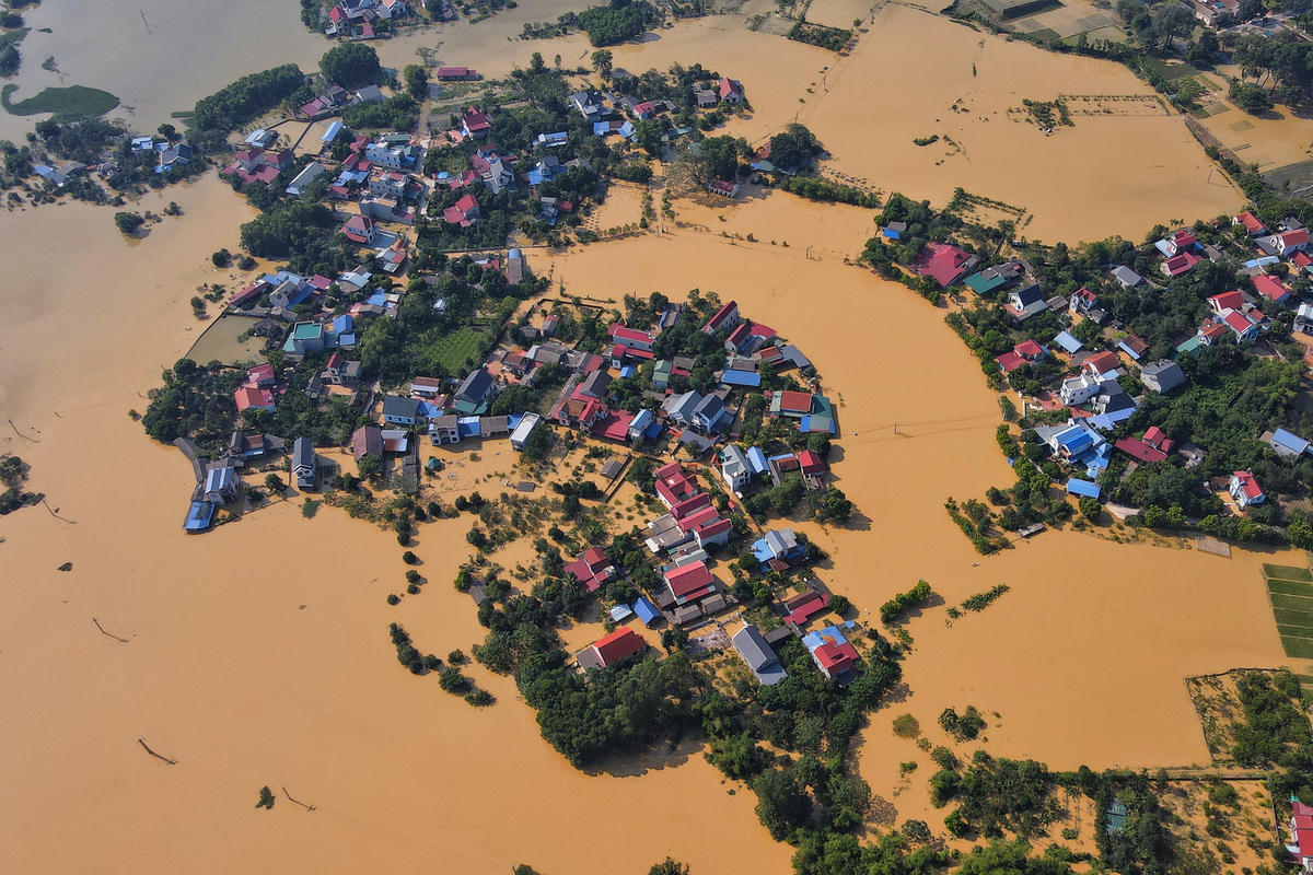 Nhiều ngôi nhà ngập hết đến tầng 1.