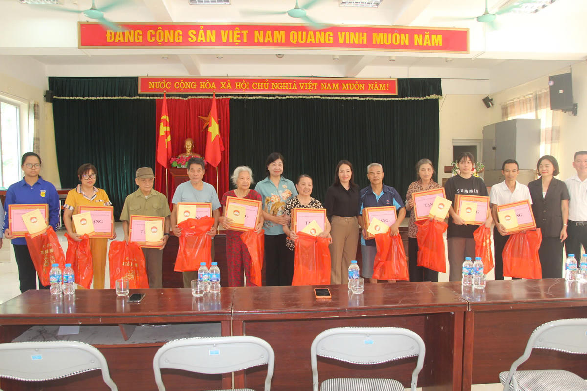 Bà Nguyễn Lan Hương trao hỗ trợ 10 hộ gia đình có hoàn cảnh khó khăn, gia đình chính sách bị ảnh hưởng do mưa bão số 10 và cơn bão số 11.