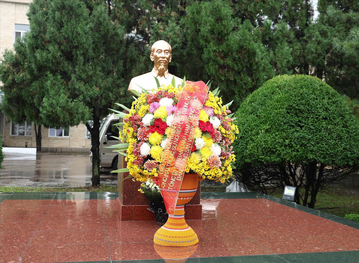 Tượng đài Chủ tịch Hồ Chí Minh trong khuôn viên Đại sứ quán Việt Nam tại Triều Tiên. Ảnh: Thống Nhất – TTXVN  